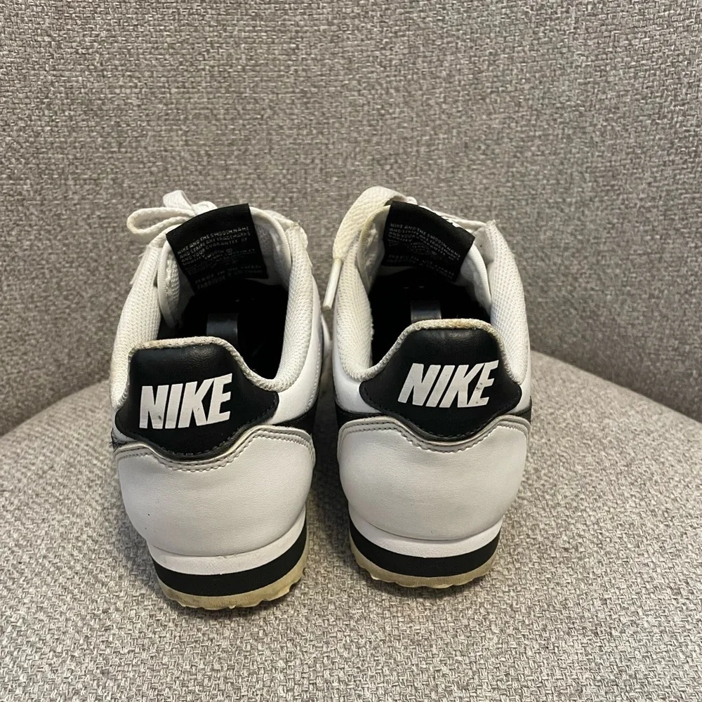 NIKE CORTEZ- youth sneakers in a classic white and black colorway. Size 5 - Picture 4 of 6